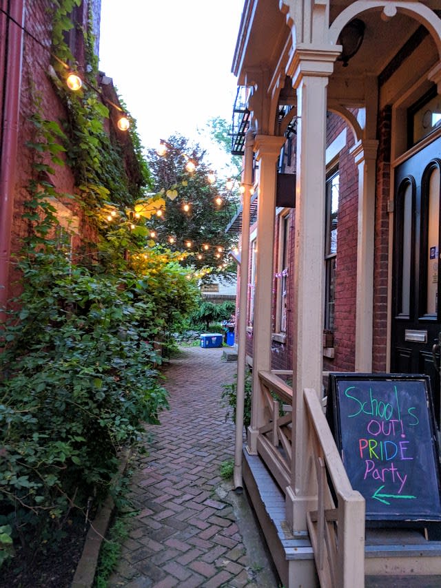 Lil's Bagels Patio