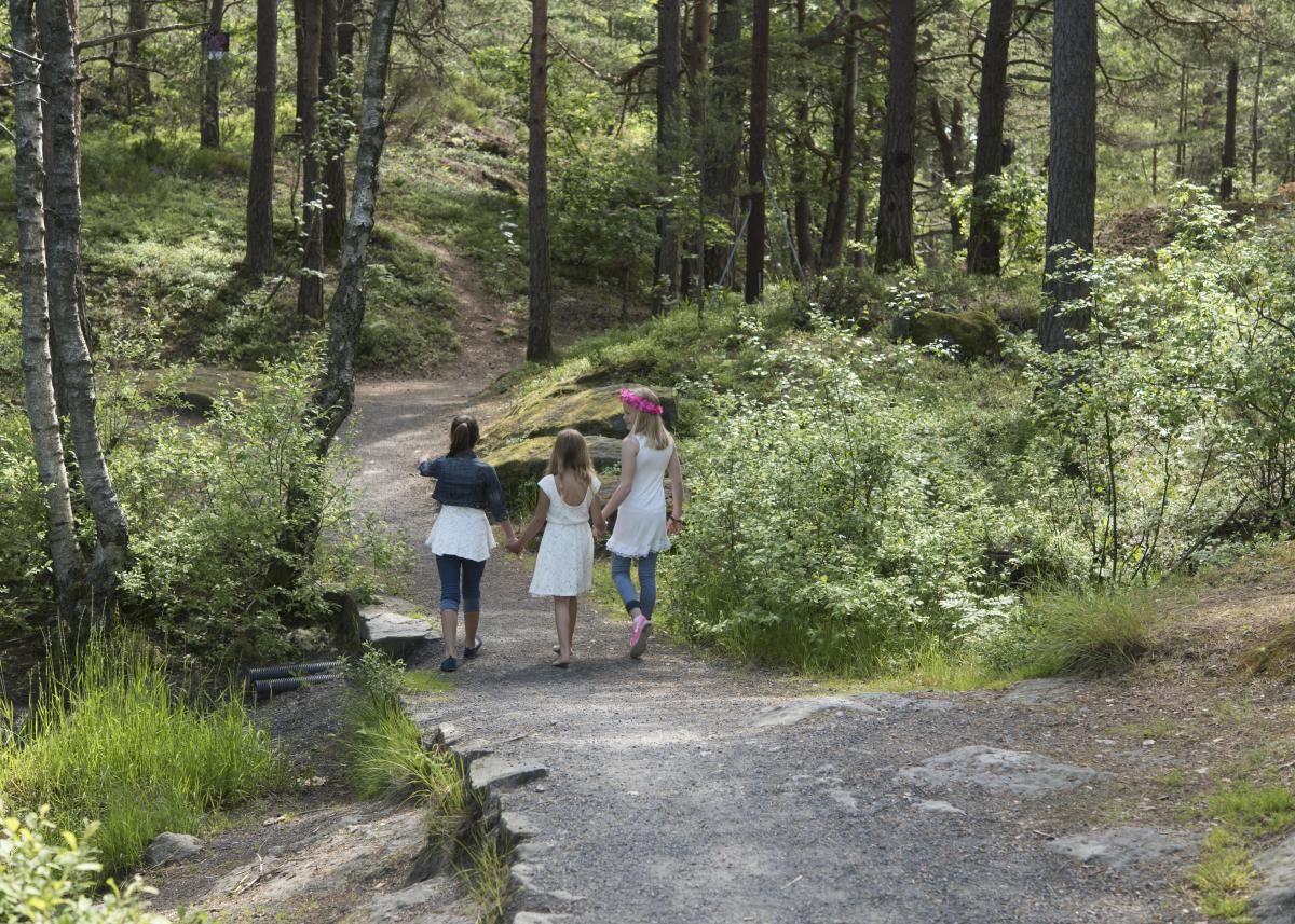 Girls hiking in Urheia forest