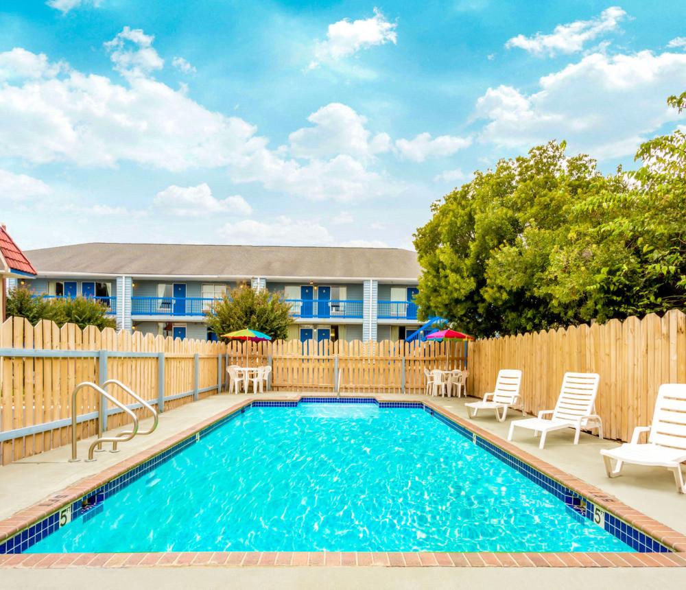Travelodge_Bay_Beach-pool0.jpg