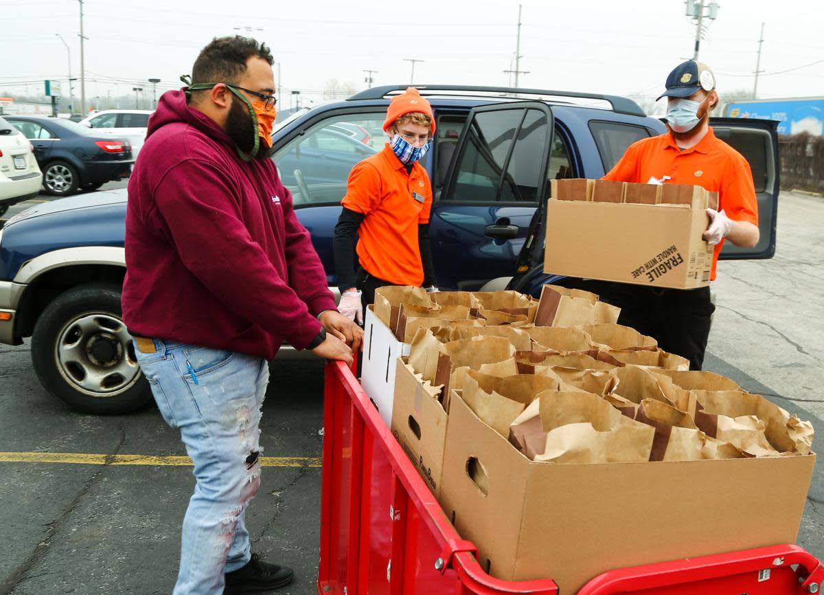 Panera donates to Food Bank