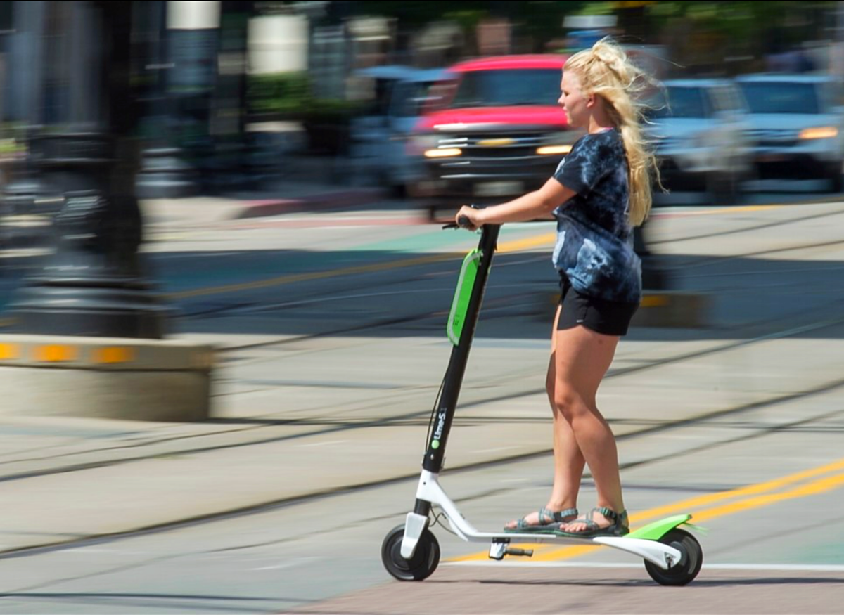 Со скольки лет электросамокаты в россии. Райд скутерс. Самокат Scooter and Ride. Девушка на самокате. Девушка на электросамокате.