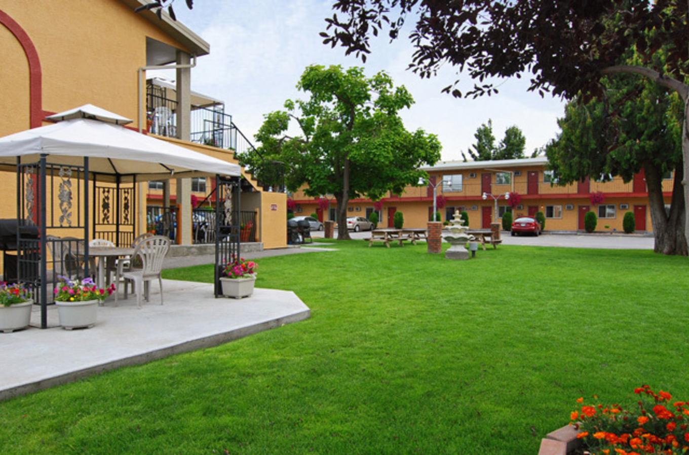 Chinook and Oasis Motel Image