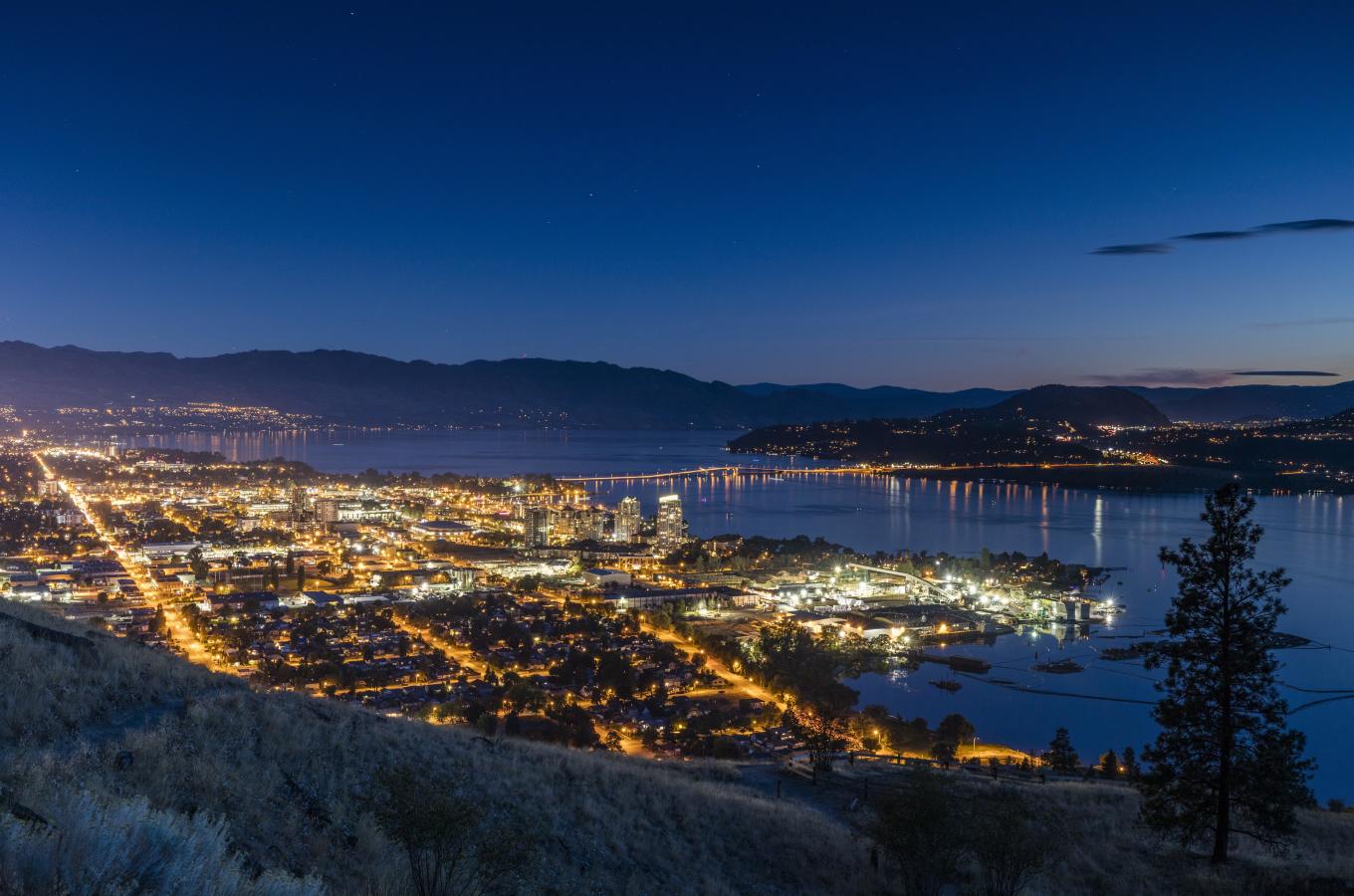 Downtown Kelowna view from Knox Mountain (2)