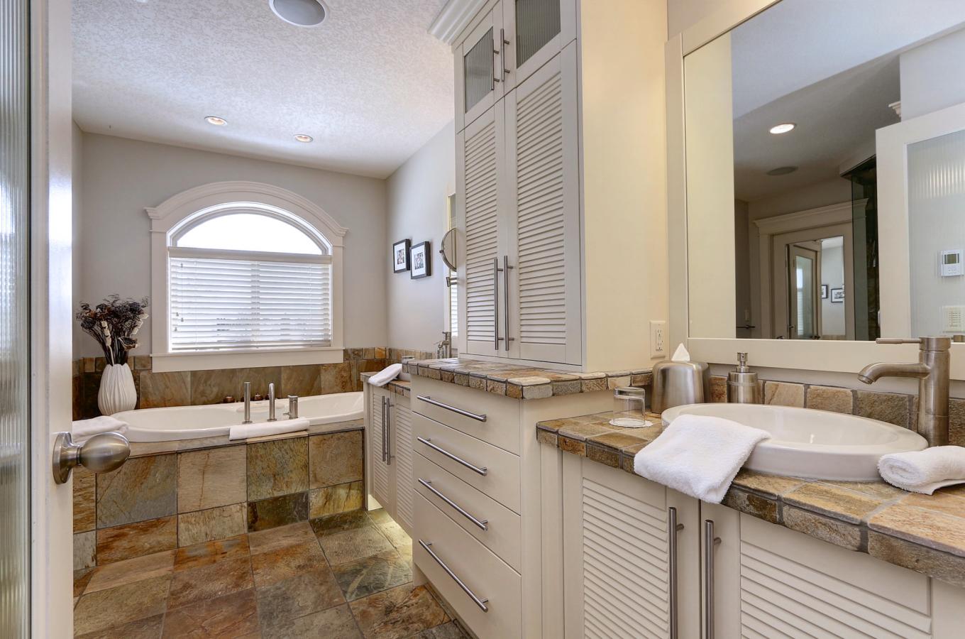 Manhattan Suite 5 piece bathroom