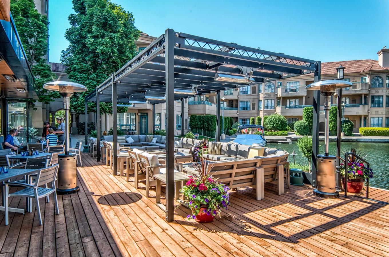 OAK + CRU Social Kitchen & Wine Bar