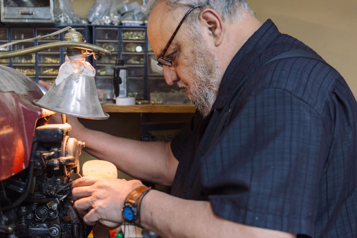 Bootmaker David Espinoza at work