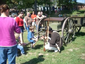 Re-enactors teach kids about life in the 1700s.