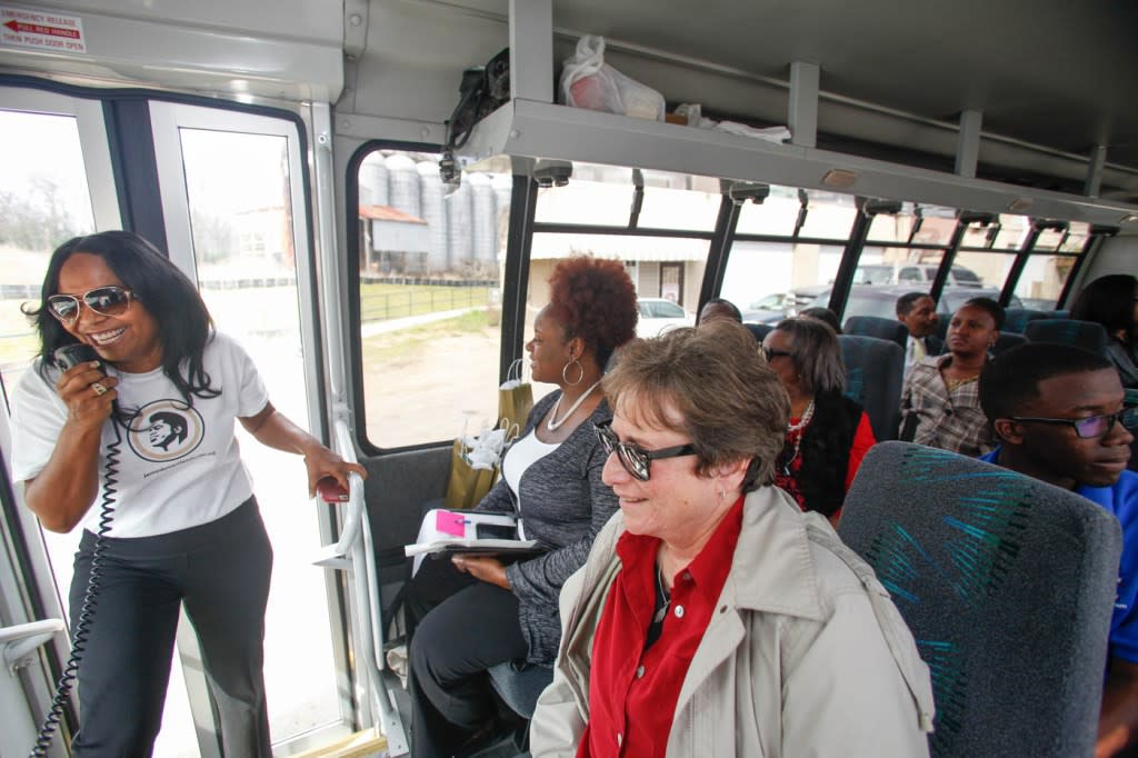 Deanna-Brown-Thomas-bus-tour2-ChrisThelan-web