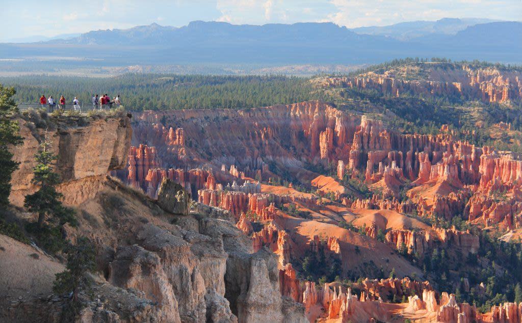 photo-2-people-gazing-over-bryce-canyons-rim
