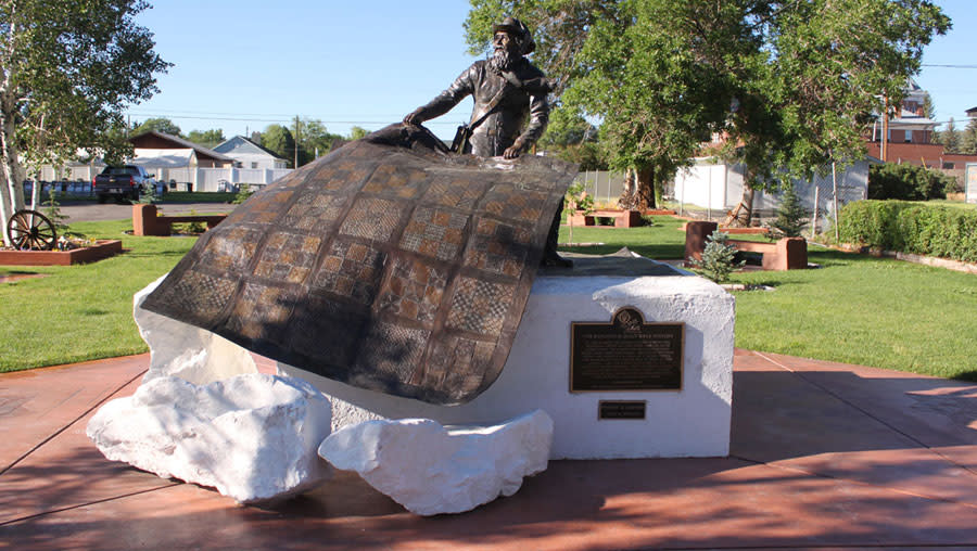 Quilt Walk Memorial Statue