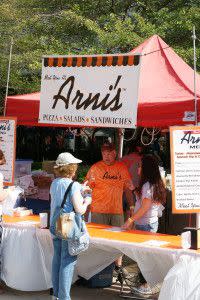 Grab a slice of pizza from Arni's!