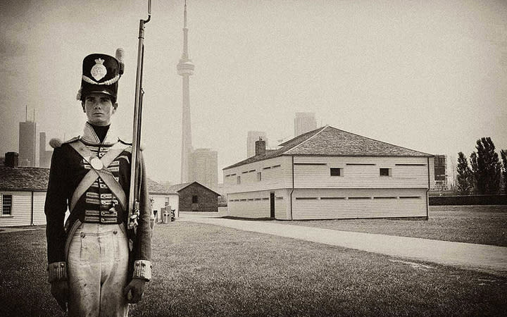 800px-soldier_at_fort_york