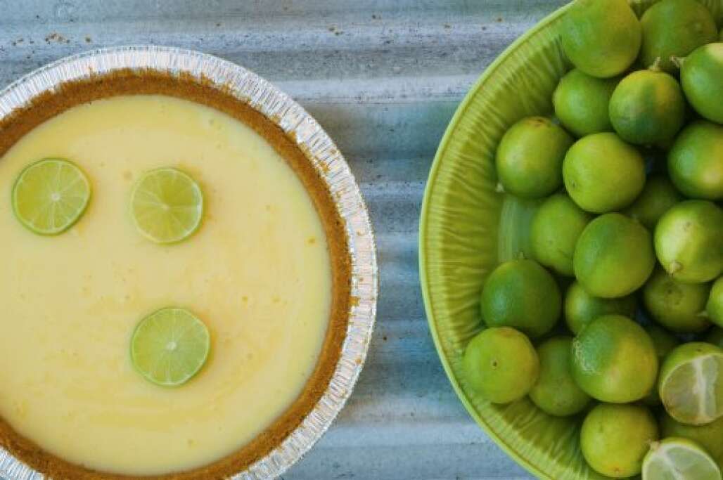 A pot of freshly made key lime pie garnished with key lime slices