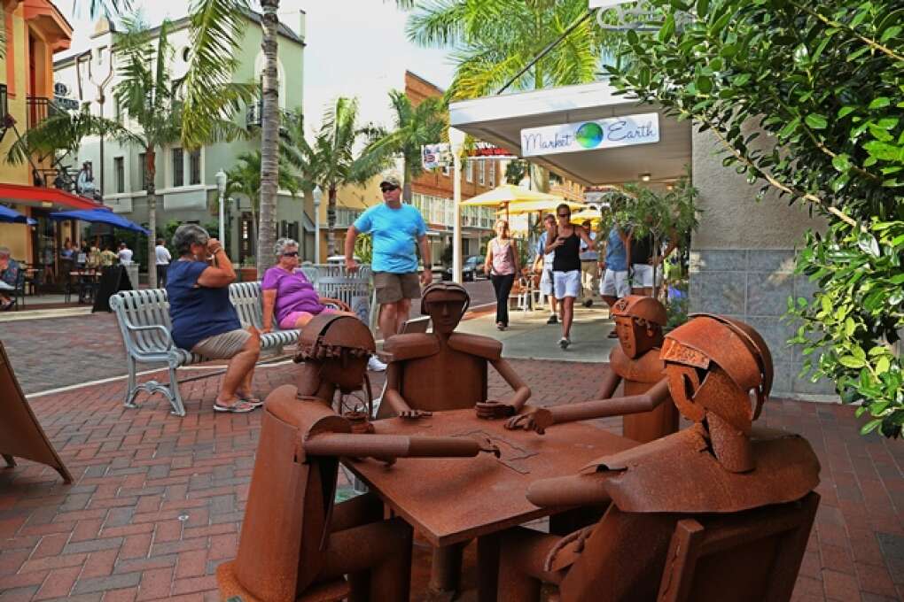 Tudo isso espera por você no River District em Fort Myers.