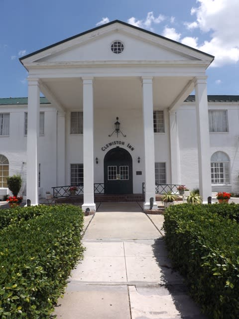 The entrance of the Clewiston Inn