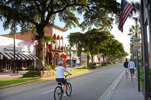 Los Olas Boulevard is the swanky heart of Fort Lauderdale, the place to see or be seen shopping in daytime or cruising nightspots and chic restaurants at night.