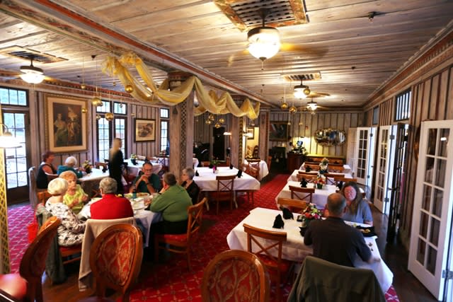 The rustic restaurant of the Putnam Lodge