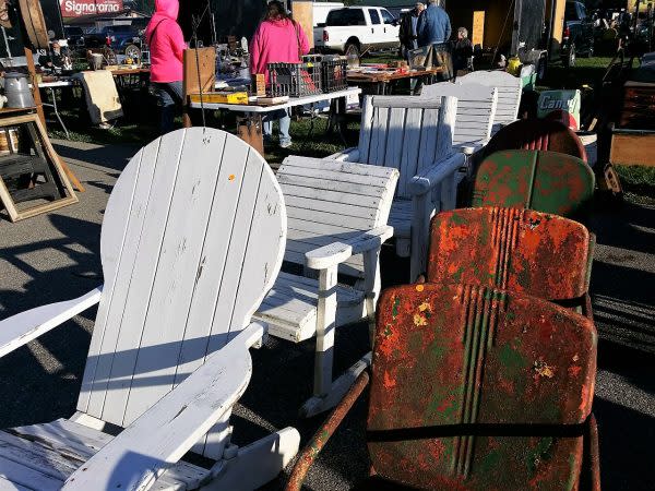 lawn chairs at Tri-State Antique Market
