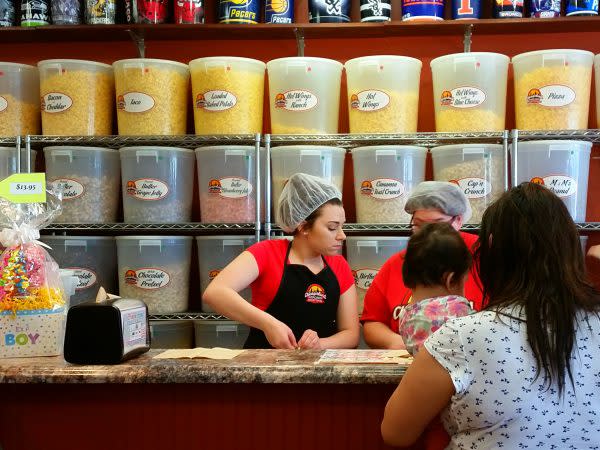 chicagoland-popcorn-merrrillville-indiana 250-flavors