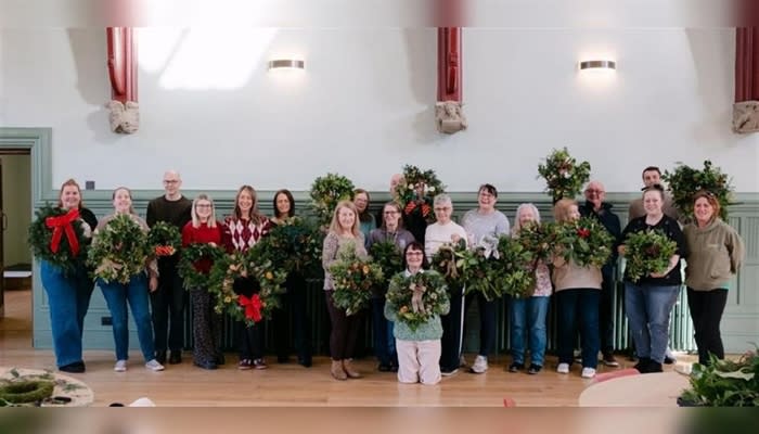 Christmas Wreath Making With Prosecco & Mince Pies