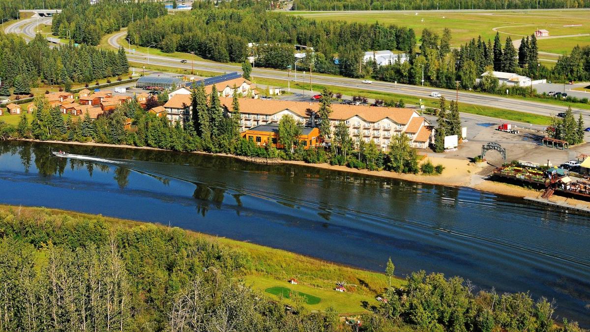 Pike's Waterfront Lodge