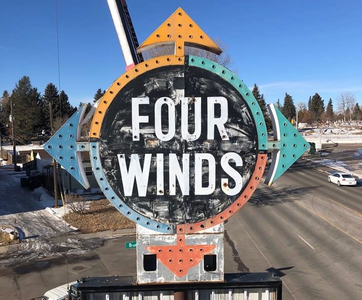 Four Winds Liquor & Lounge