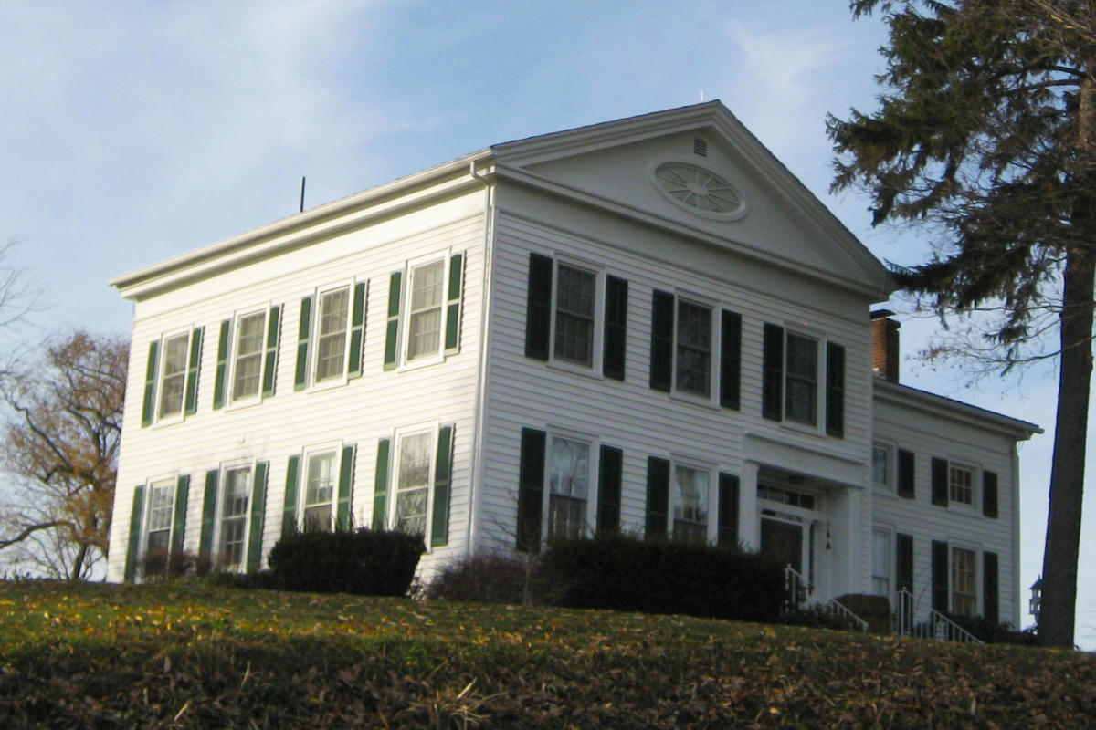 Merritt Hill Manor Bed & Breakfast