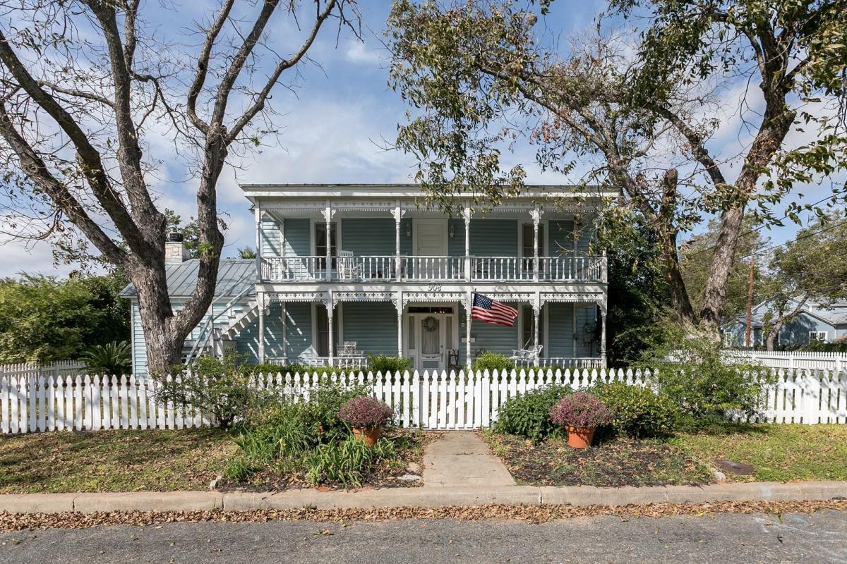 Crockett House Bed & Breakfasts / Guesthouses / Inns