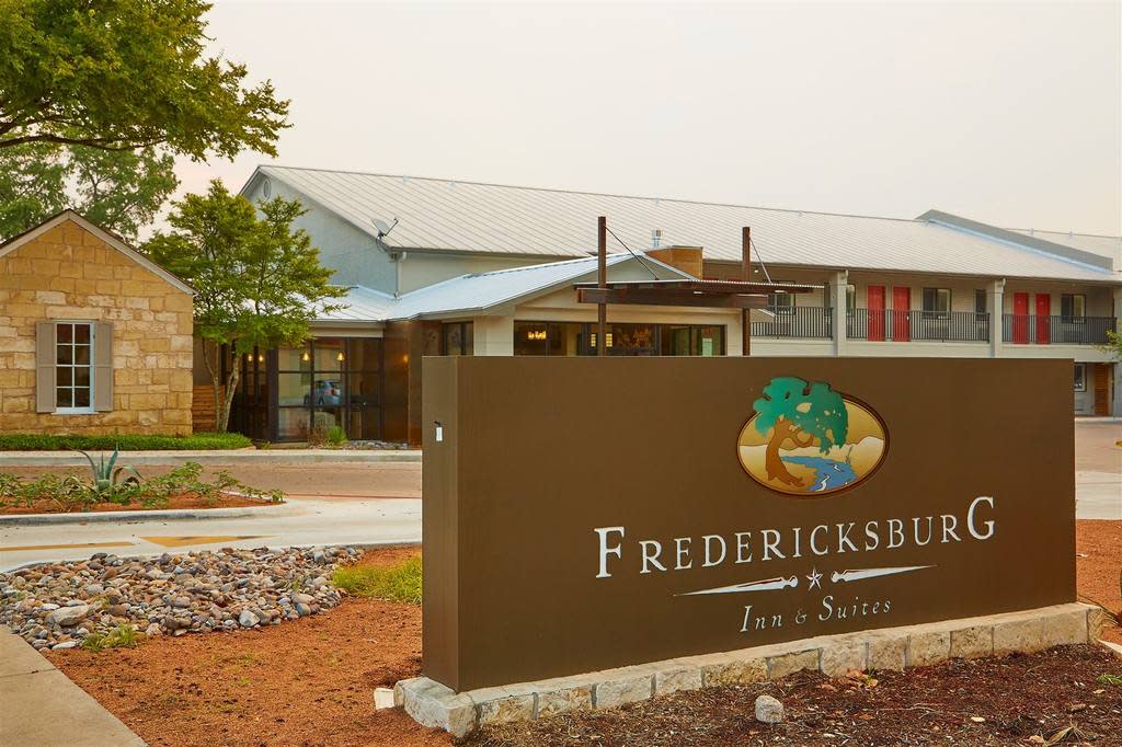 Fredericksburg Inn & Suites Hotel/Motels