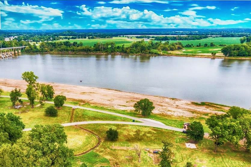 Oklahoma’s Brewers Bend: Your Gateway To Webbers Falls Lake Bliss