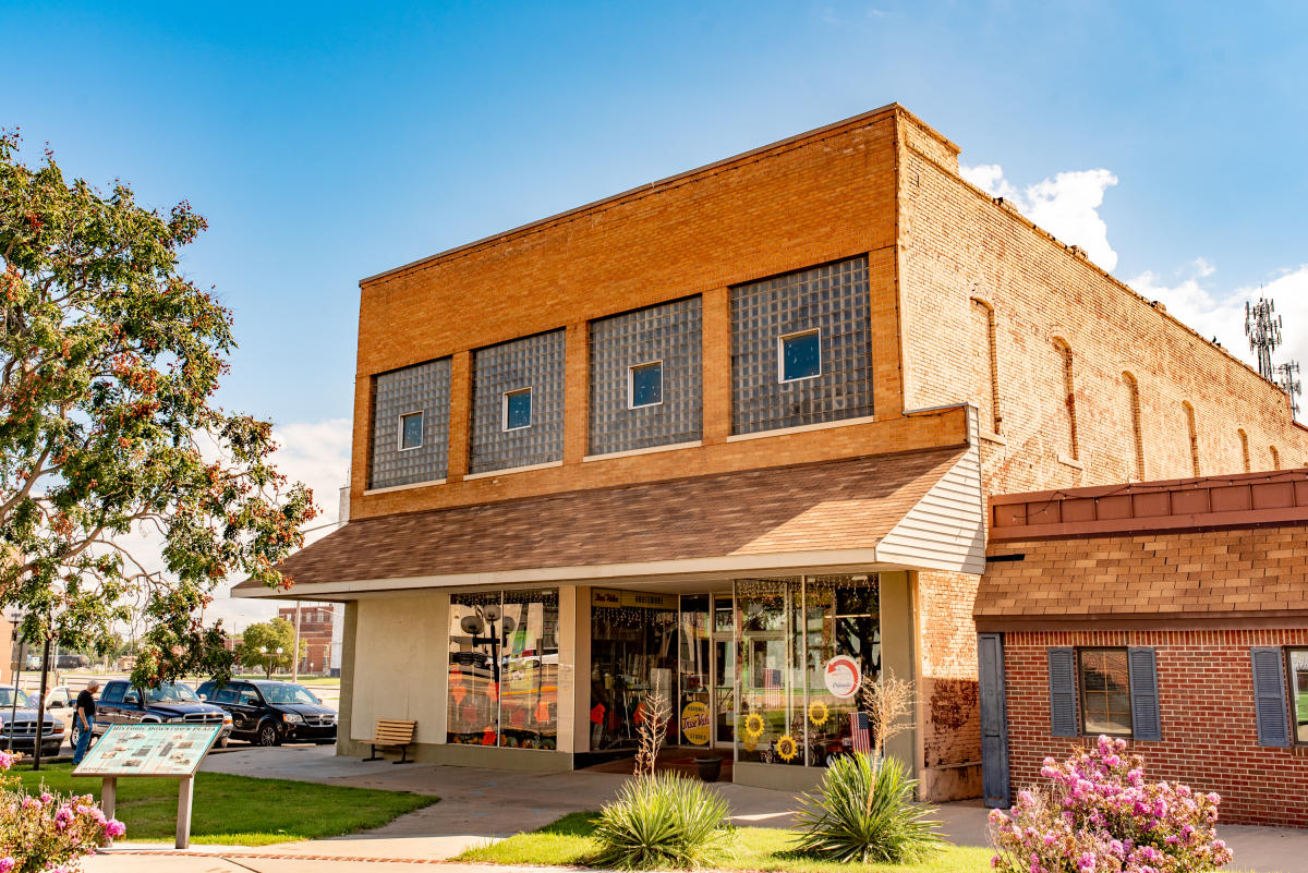 Isham’s Hardware Coffeyville KS, 67337