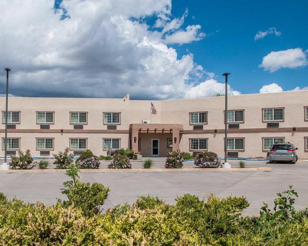 Econo Lodge Inn Suites