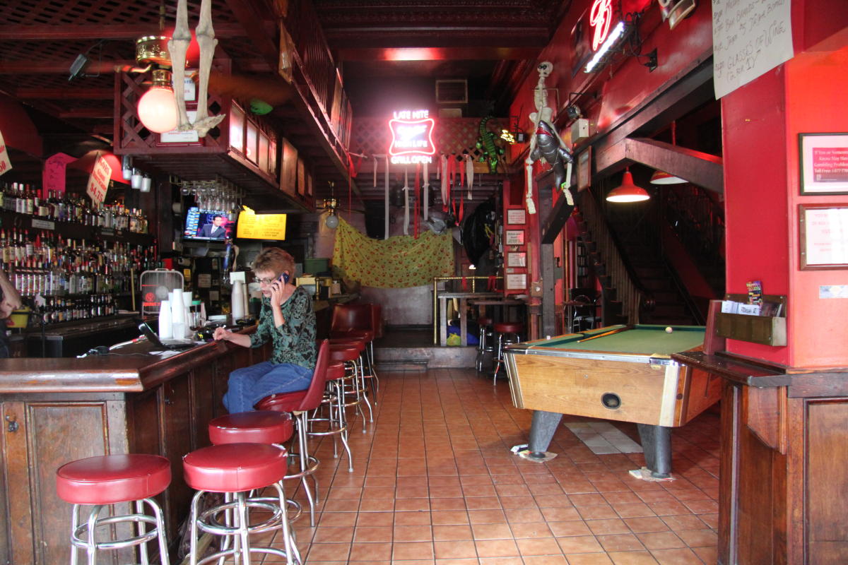 Lucky's Bar and Grill