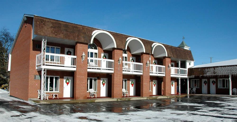 Lockport Inn & Suites Lockport, NY 14094