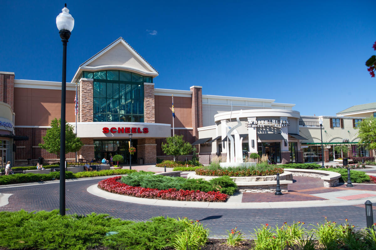 Village Pointe Shopping Center Omaha, NE 68118