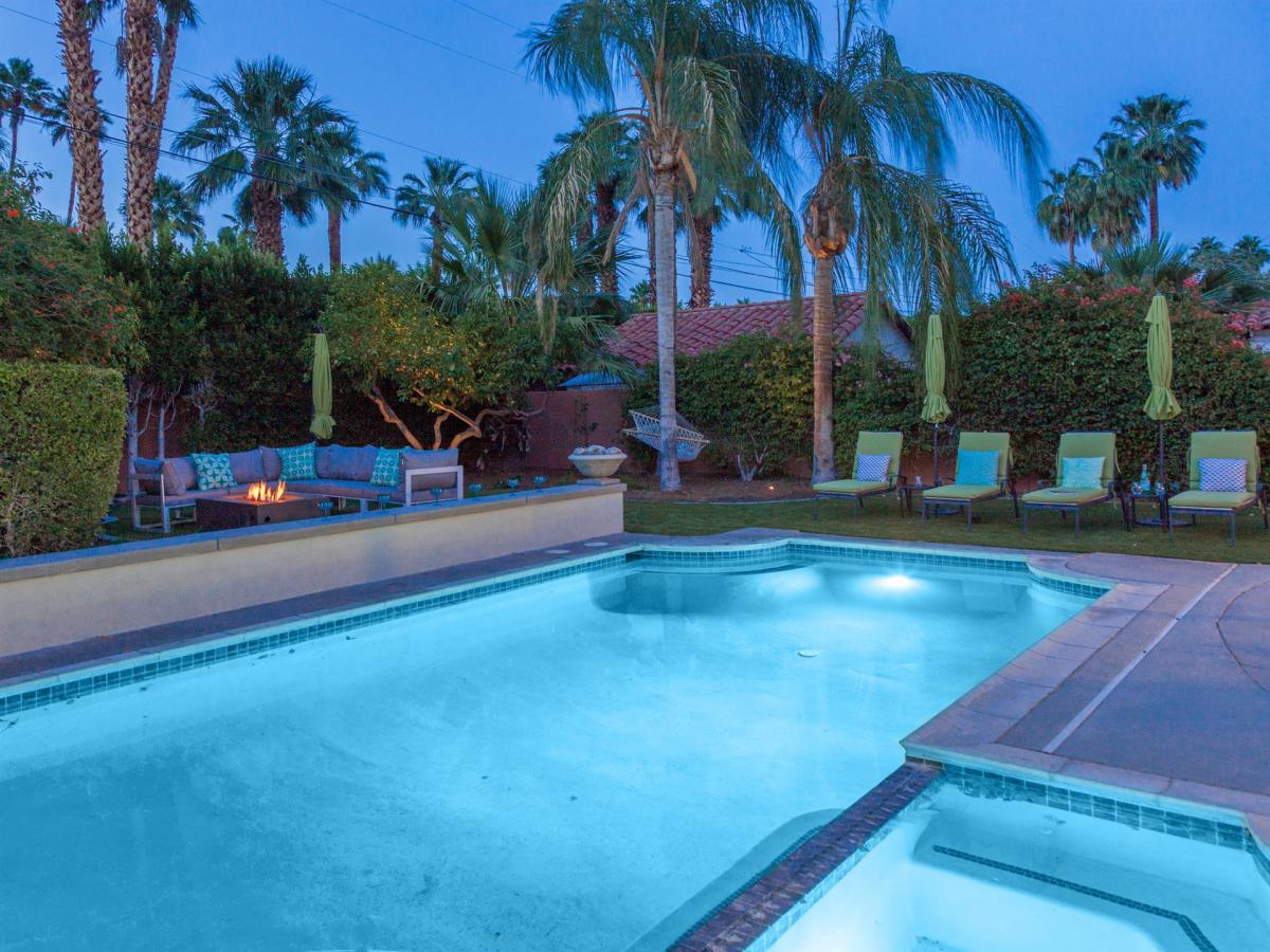 The Nest Walk to Town! 2Bd/2Ba. Fabulous Private Pool Yard. Hosted by
