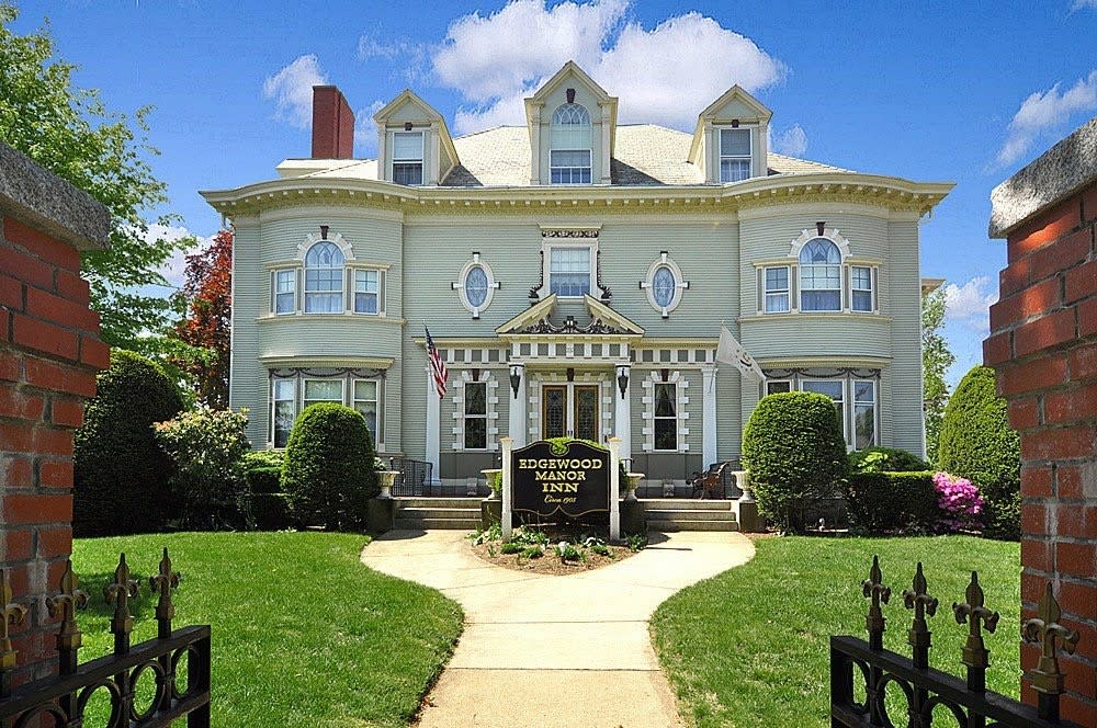 Edgewood Manor Bed and Breakfast Cranston, RI 02905