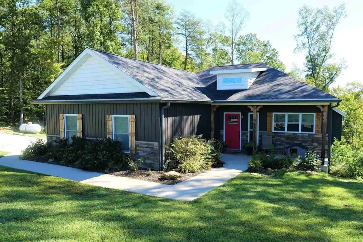 Private Home by Patoka Lake