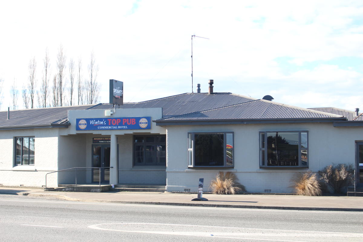 Winton's Top Pub & Garden Bar