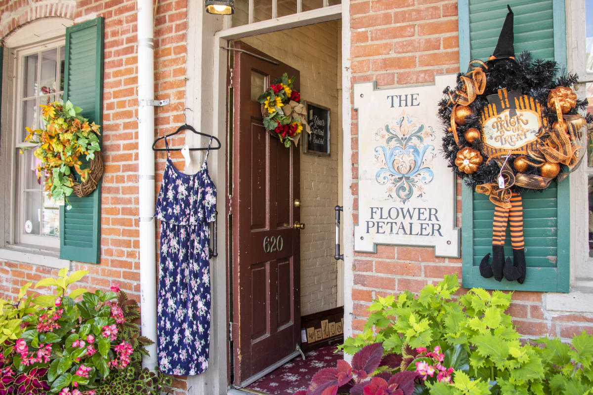 The Flower Petaler | Saint Charles, MO 63301