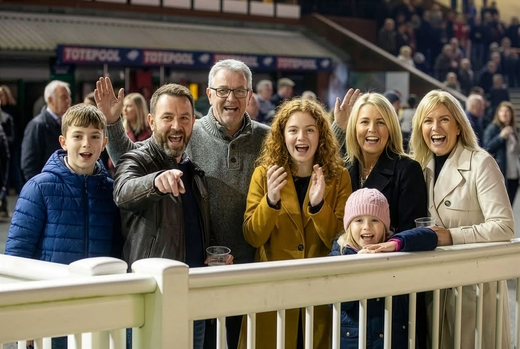 Festive Floodlit Racing | 8 Dec | Christmas at Wolverhampton