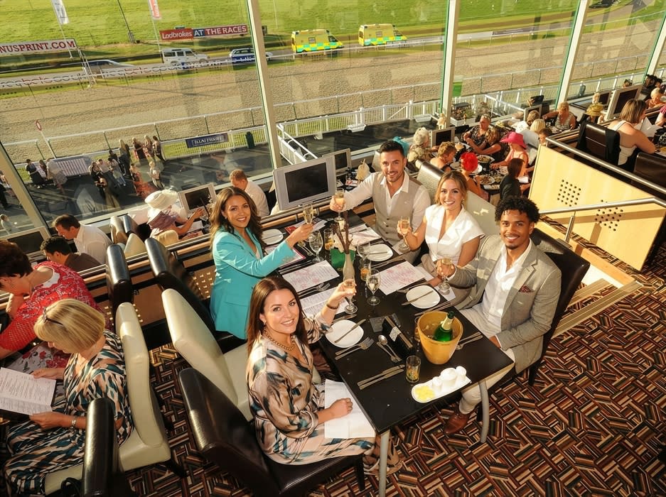 Festive Floodlit Racing | 21 Dec | Christmas at Wolverhampton
