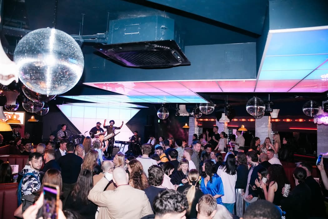 Simone Bar Simmons Bar