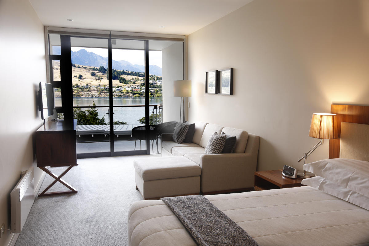 The Rees Hotel, Luxury Apartments & Lakeside Residences Official