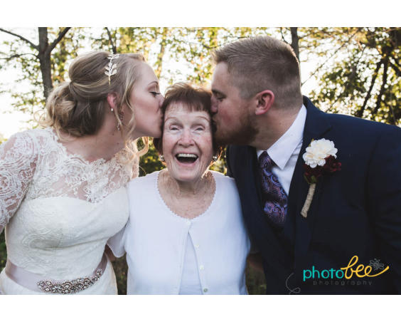 PhotoBee Photography - Wedding Kisses