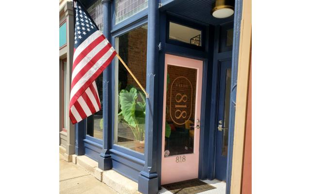 Salon 818