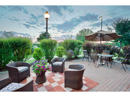 IMG_2432-HamptonInn-CliftonParkNY-patio