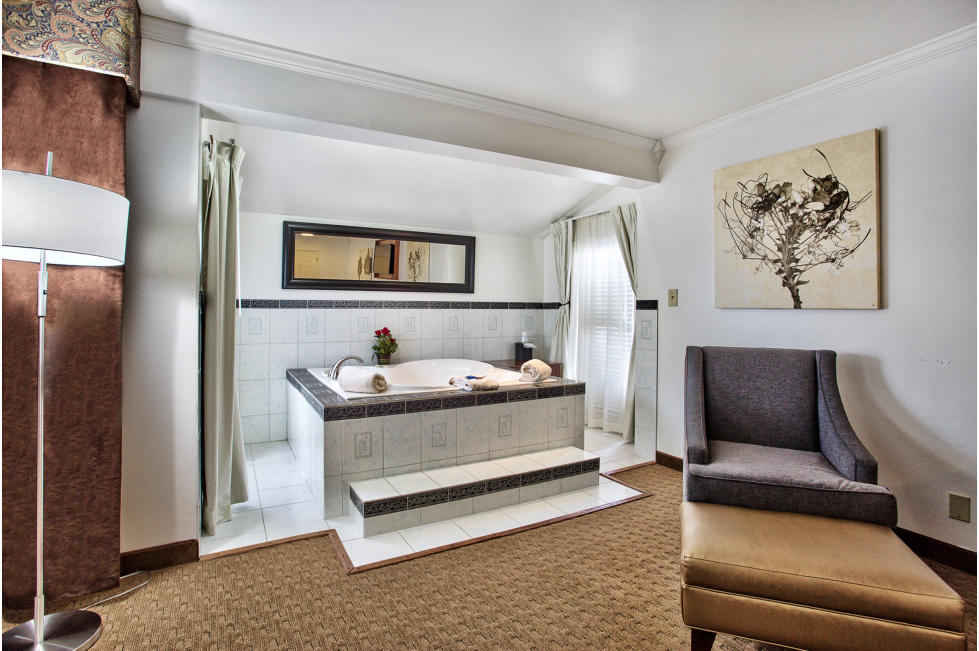 Kind Deluxe Jacuzzi Suite