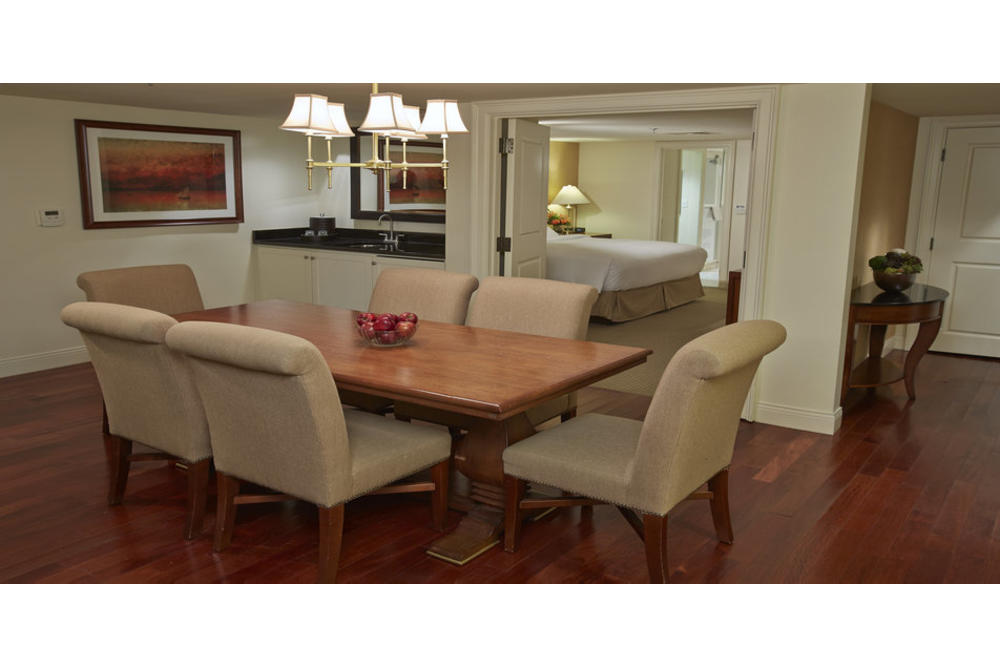 rsz_table_and_bedroom_area.jpg
