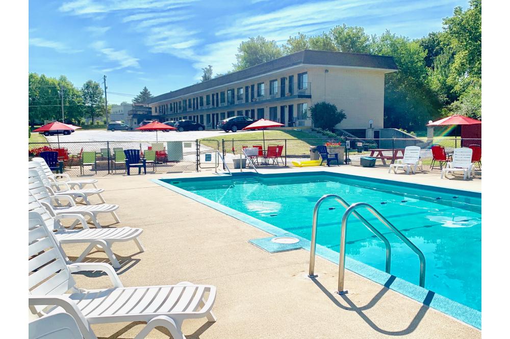 Outdoor Swimming Pool/Patio